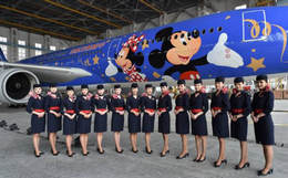 “米老鼠”爬上機身做廣告，好萌！