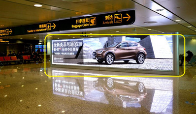 國際到達東連接樓二層落地燈箱廣告