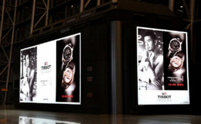 T2國(guó)內(nèi)出發(fā)指廊遠(yuǎn)機(jī)位羅盤(pán)燈箱套裝廣告