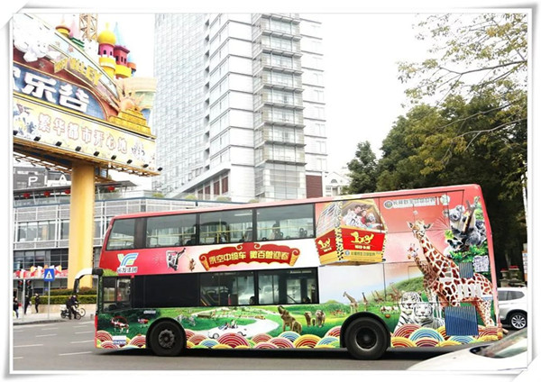 動物伴你同行，這個公交車廣告有點(diǎn)萌哦!