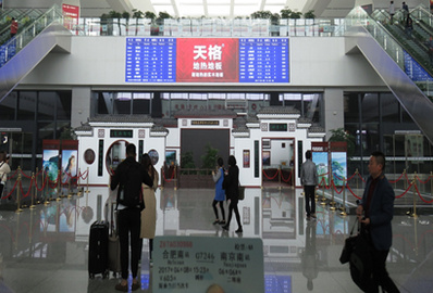 合肥南高鐵站北進站口夾層(進站扶梯中間)LED屏廣告 合肥南高鐵站北進站口夾層(進站扶梯中間)LED屏廣告
