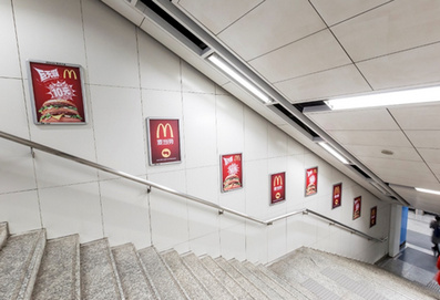 1、2、10號線梯旁看板廣告