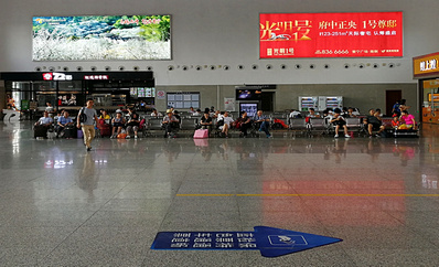 普寧高鐵站候車大廳墻面燈箱廣告