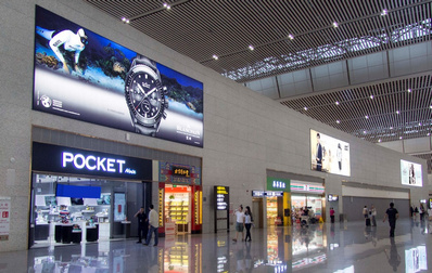 重慶機場T3零售區(qū)域辦票大廳頭頂燈箱廣告