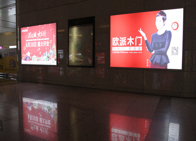出站通道嵌入式燈箱廣告
