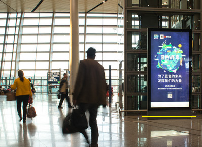 F2層出發國內候機區電梯旁落地燈箱廣告