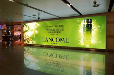 大連機場一層到達通廊燈箱廣告 大連機場一層到達通廊燈箱廣告