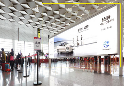 四層出發大廳值機島中間站立式燈箱廣告