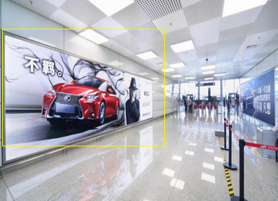 四層出發安檢通廊墻面燈箱廣告