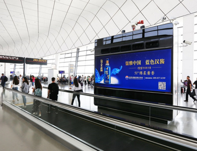 三層國內國際候機區平行步道旁風塔燈箱廣告