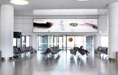 一層遠機位候機座椅區墻面燈箱廣告