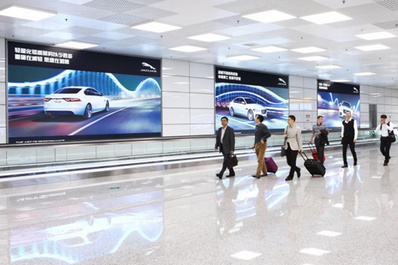 二層國內到達南匯聚通廊墻面燈箱廣告