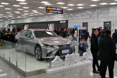 二層國內國際到達迎客廳出口展位廣告