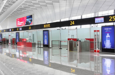 四層出發大廳安檢前84寸刷屏廣告