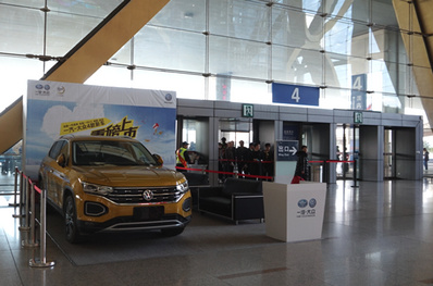 B1到達2、4號門右側實物展廣告