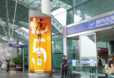 T2航站樓二層國(guó)內(nèi)出發(fā)廳圖騰燈箱廣告 T2航站樓二層國(guó)內(nèi)出發(fā)廳圖騰燈箱廣告