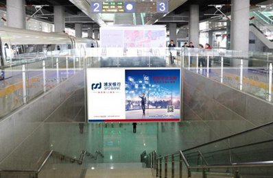 站臺層乘客下穿出口處墻面燈箱 站臺層乘客下穿出口處墻面燈箱