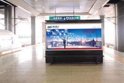 站臺中心位置東西兩側雙面燈箱 站臺中心位置東西兩側雙面燈箱
