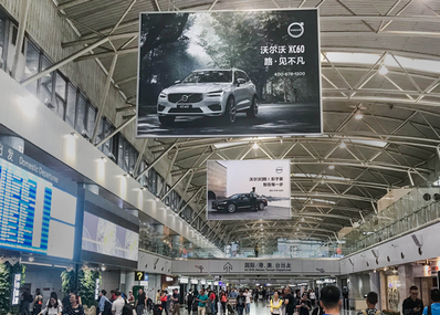 T2航站樓出發大廳上方雙面吊旗廣告