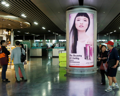 澳門機場免稅品區柱立式燈箱廣告 澳門機場免稅品區柱立式燈箱廣告