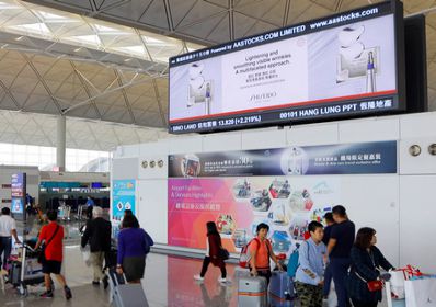 香港機場出發區七樓辦票大堂燈箱廣告