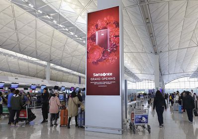 香港機場出發區七樓辦票大堂柱型燈箱廣告