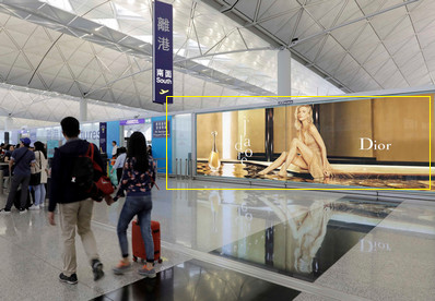 香港機場出發區安檢前巨幅燈箱廣告