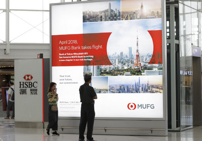 香港機場出發區離境安檢后燈箱廣告