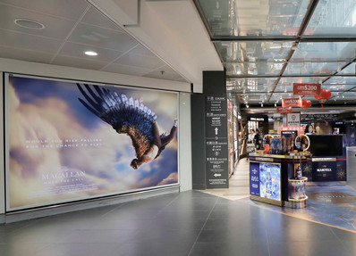 香港機場出發區免稅區墻壁燈箱廣告