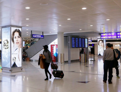 香港機場出發區免稅區柱型燈箱組合廣告