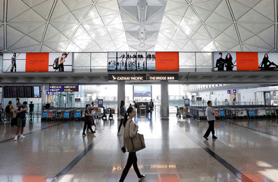 香港機場出發區六樓西大堂燈箱廣告