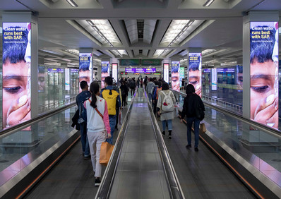 香港機場五樓到達數碼柱長廊廣告