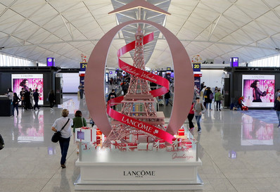 香港機場出發區中央長廊節日展覽廣告