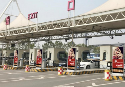 成都機(jī)場(chǎng)停車(chē)場(chǎng)出入口燈箱廣告 成都機(jī)場(chǎng)停車(chē)場(chǎng)出入口燈箱廣告