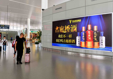 第一戶外傳媒-溫州龍灣機場T2國內(nèi)出發(fā)候機安檢后兩側通廊拐角處墻面燈箱