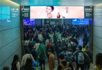 廈門站到達(dá)層出站上方楣頭燈箱廣告 廈門站到達(dá)層出站上方楣頭燈箱廣告