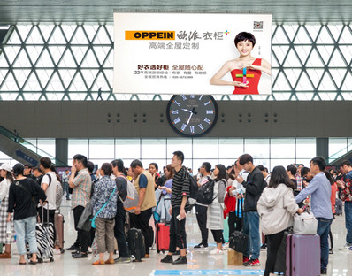 鄭州東站出發層候車大廳雙面吊旗廣告