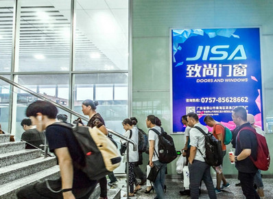 常州北站出發層檢票口墻面燈箱廣告