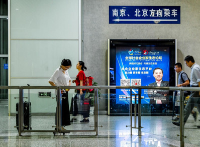 常州北站出發層候車大廳落地燈箱廣告