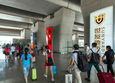 常州北站到達層出站大廳內側落地燈箱廣告