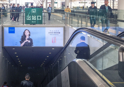 昆山南站出發(fā)層候車大廳墻面燈箱廣告