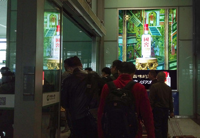 無(wú)錫東站出發(fā)層檢票口墻面燈箱廣告
