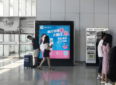 鎮江南站出發層售票大廳落地燈箱廣告