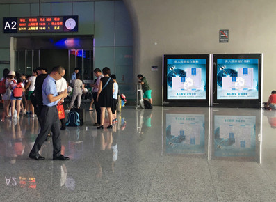 鎮江南站出發層候車大廳落地燈箱廣告