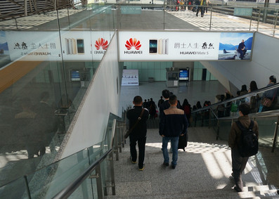 鎮江南站到達層出站通道楣頭燈箱廣告