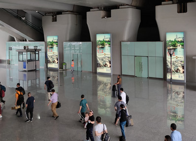 鎮江南站到達層出站大廳檢票口內側落地燈箱廣告