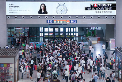 沈陽站出發層候車大廳檢票口上方墻面燈箱廣告