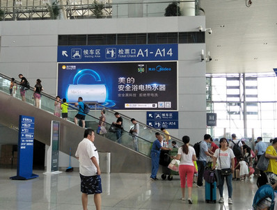 青島北站出發(fā)層?xùn)|、西進(jìn)站大廳扶梯兩側(cè)墻面燈箱廣告