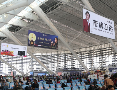 青島北站出發(fā)層候車大廳雙面吊桿燈箱廣告