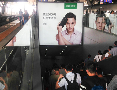 青島北站到達(dá)層出站通道扶梯上方楣頭燈箱廣告